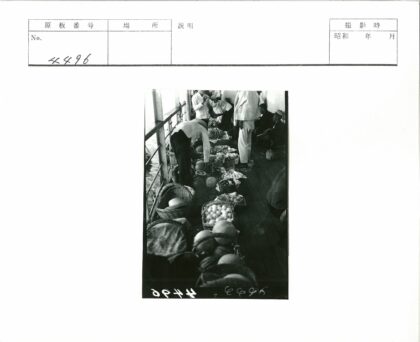 甲板市场水果蔬菜摊位.jpg