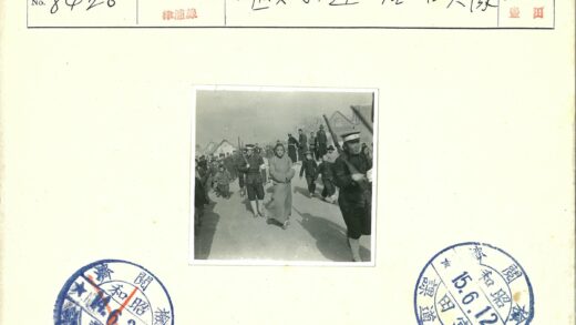 男人与孩子街头漫步.jpg