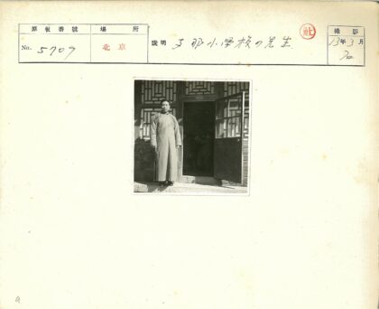 男子与木窗框建筑门前.jpg