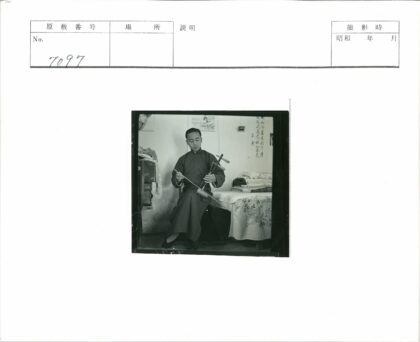 男子室内演奏传统弦乐器.jpg
