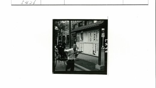 男子拉人力车的旧街景.jpg