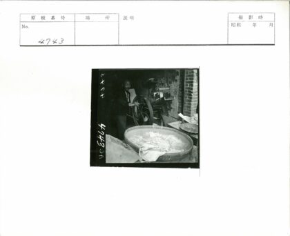 男子操作手动机械装置室内场景.jpg