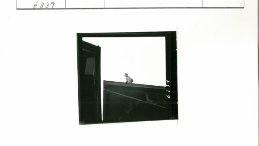 男子站在建筑顶部的剪影.jpg