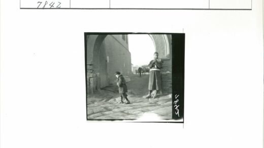 男孩背包走过拱门街景.jpg