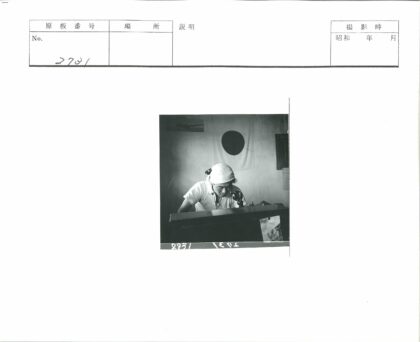 白巾男子使用麦克风办公.jpg