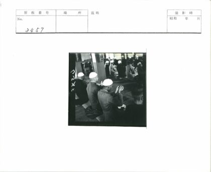 白帽男子室内祈祷场景.jpg