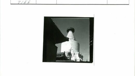 白色圆锥佛塔与华丽传统建筑.jpg