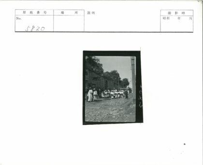 白衣行人穿过拱门土路.jpg