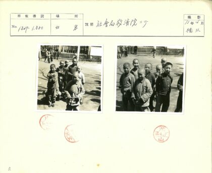 短发男孩站在砖墙外.jpg