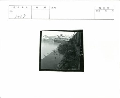 石墙草地河流乡村景.jpg