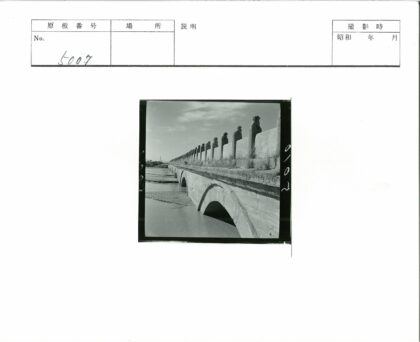 石拱桥与石像晴空景观.jpg