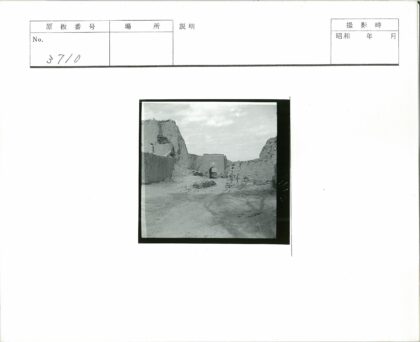 石拱道土路与石墙风光.jpg