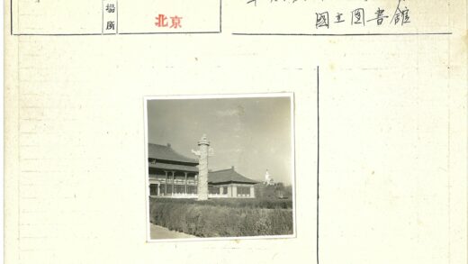 石柱后传统建筑与绿荫远景.jpg