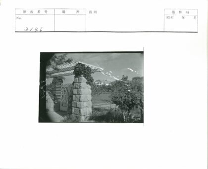 石柱藤架与绿荫房景.jpg