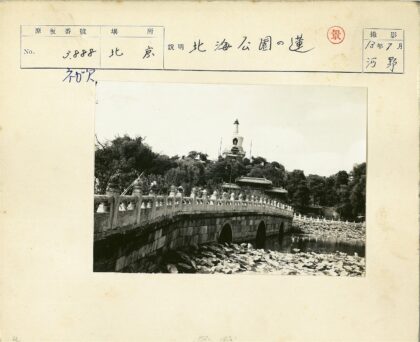 石桥栏杆远眺山间佛塔.jpg