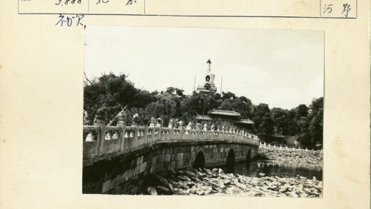 石桥栏杆远眺山间佛塔.jpg
