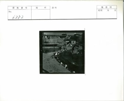 石水渠旁人群聚集场景.jpg