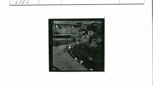 石水渠旁人群聚集场景.jpg