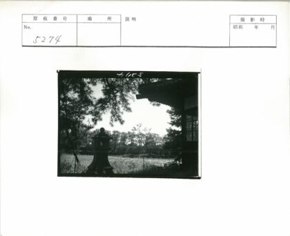石灯笼与田野木屋风景.jpg