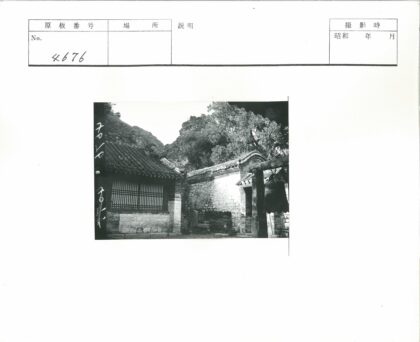 石砌建筑与挂钟山景.jpg