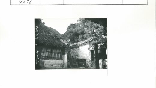 石砌建筑与挂钟山景.jpg