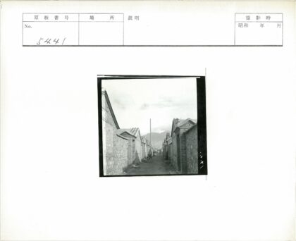 石砖小巷与多云群山.jpg