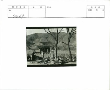 石碑铭文与砖砌建筑风景.jpg
