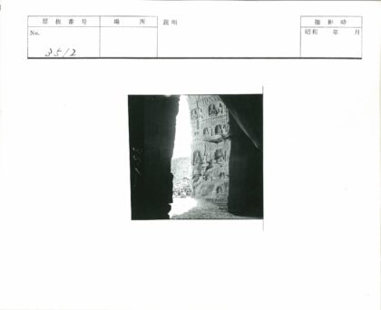 石窟佛像雕刻与自然光影.jpg