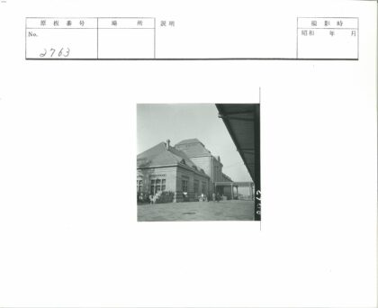 石筑建筑旁行人休憩场景.jpg