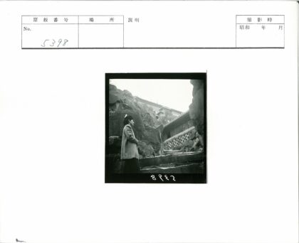 石阶上的人与古建筑.jpg