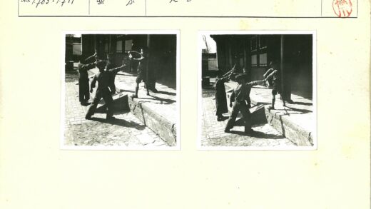 石阶石柱前孩童嬉戏.jpg