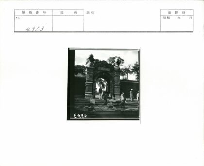 石雕拱门与绿树晴空景色.jpg