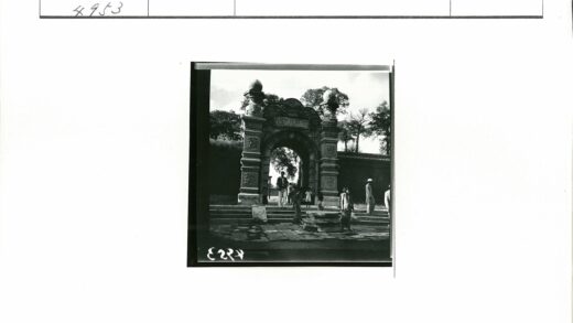 石雕拱门与绿树晴空景色.jpg