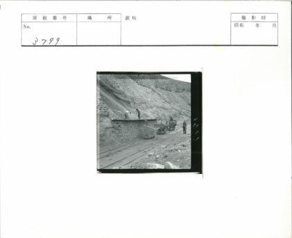 矿工推矿车山坡铁轨工作.jpg