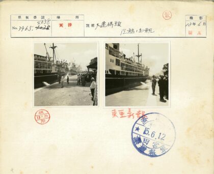 码头人群围观停泊救生艇大船.jpg