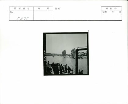 码头俯瞰河流与帆船景色.jpg