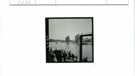 码头俯瞰河流与帆船景色.jpg