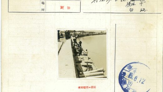 码头工人搬运麻袋装船.jpg