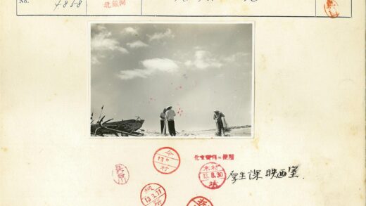 码头木船沙滩三人.jpg