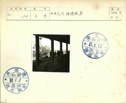 码头行李与候船人群.jpg