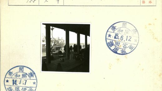 码头行李与候船人群.jpg