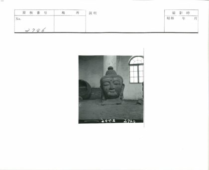 砖墙佛头雕塑与拱窗.jpg