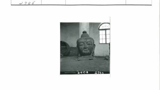 砖墙佛头雕塑与拱窗.jpg