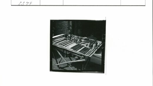 砖墙前整齐排列的木制工具.jpg