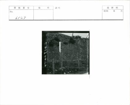 砖墙前高窄标牌岩石地面.jpg