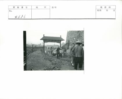 砖墙土路提篮行人传统屋顶.jpg