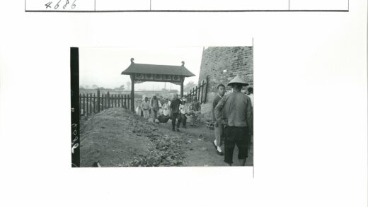 砖墙土路提篮行人传统屋顶.jpg