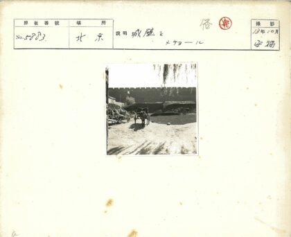 砖墙庭院马车鹅卵石小径.jpg