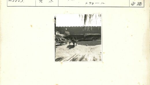 砖墙庭院马车鹅卵石小径.jpg