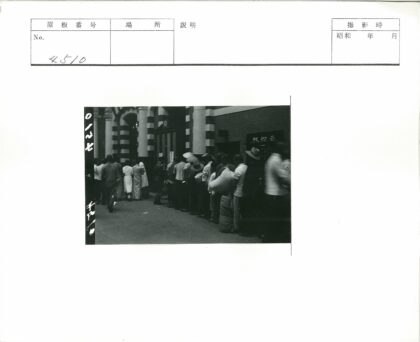 砖墙拱门人群排队老建筑.jpg